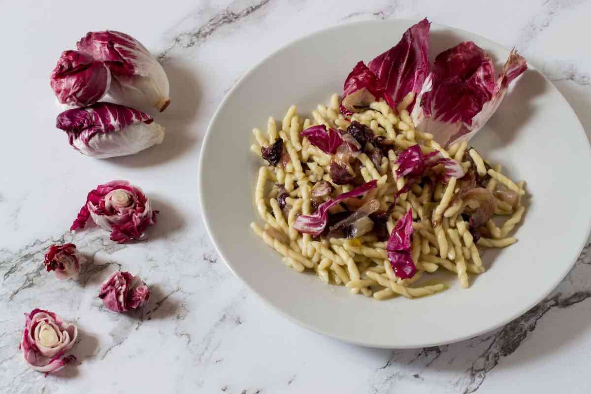 Un ottimo primo piatto con il radicchio, una ricetta appetitosa 