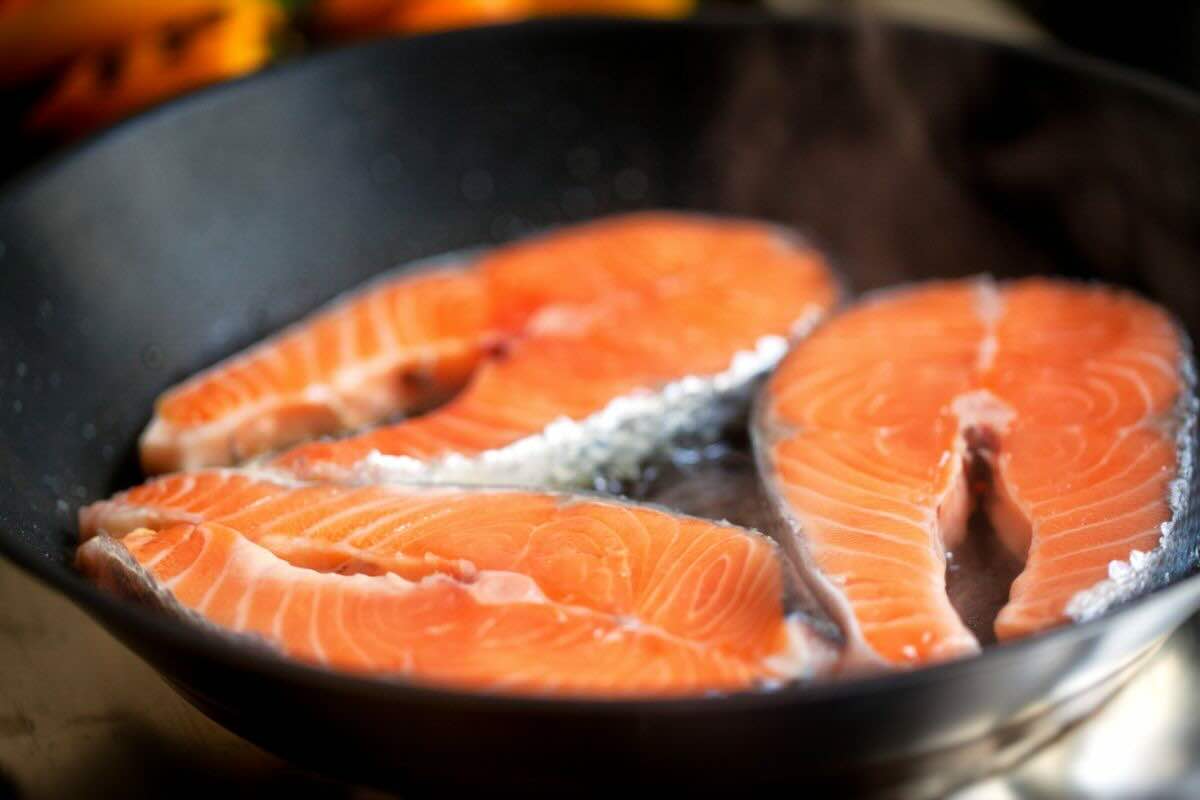 Bastano pochi minuti per farti un piatto gourmet di salmone: con questa ricetta non metterai su pancia