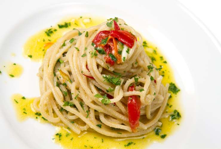 Spaghetti cremosi con aglio e olio al peperoncino