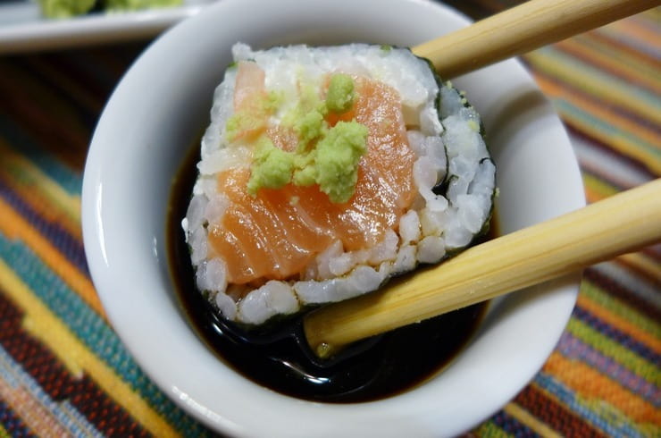 sushi immerso nella salsa di soia