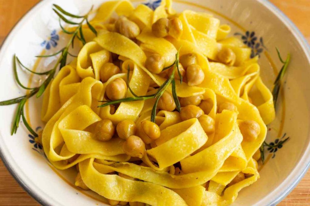 Piatto di tagliatelle con ceci e rosmarino