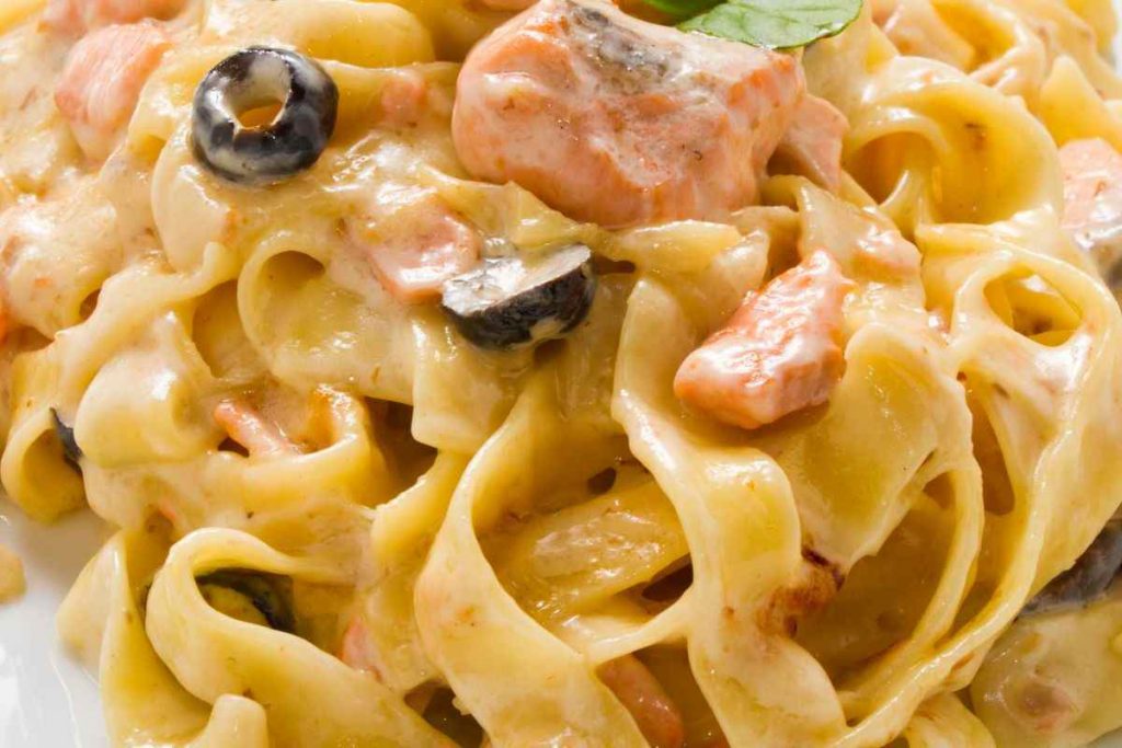 Piatto di tagliatelle con crema di salmone fresco