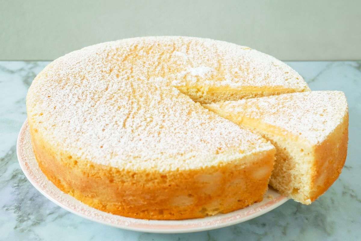 6 di farina, 6 di zucchero e 6 di latte: non hai bisogno di bilancia e fai una torta angelica pazzesca