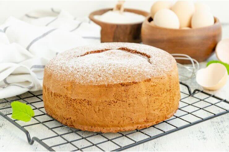 Torta alta, uova sullo sfondo