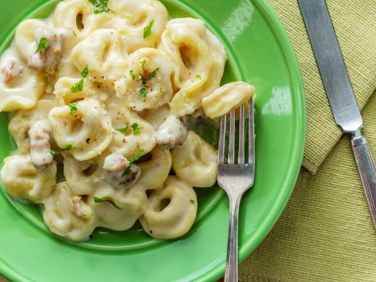 Come fare i tortellini con la crema di parmigiana