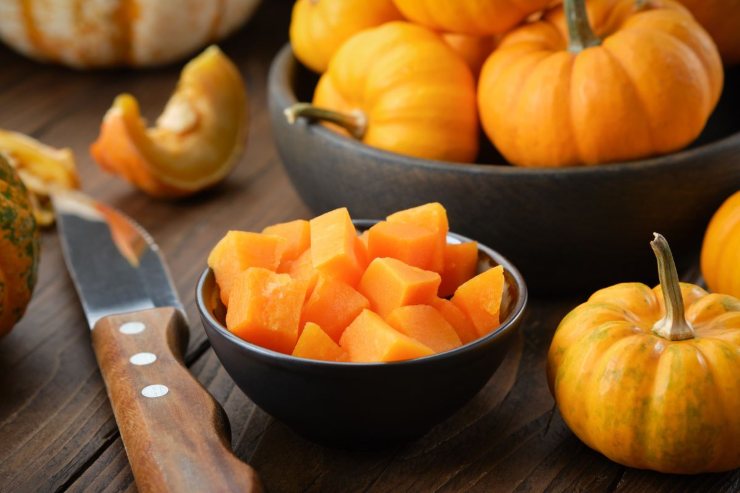 ciotola con zucca tagliata a tocchetti