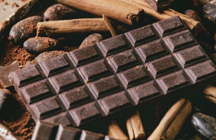 Una tavoletta di cioccolato fondente