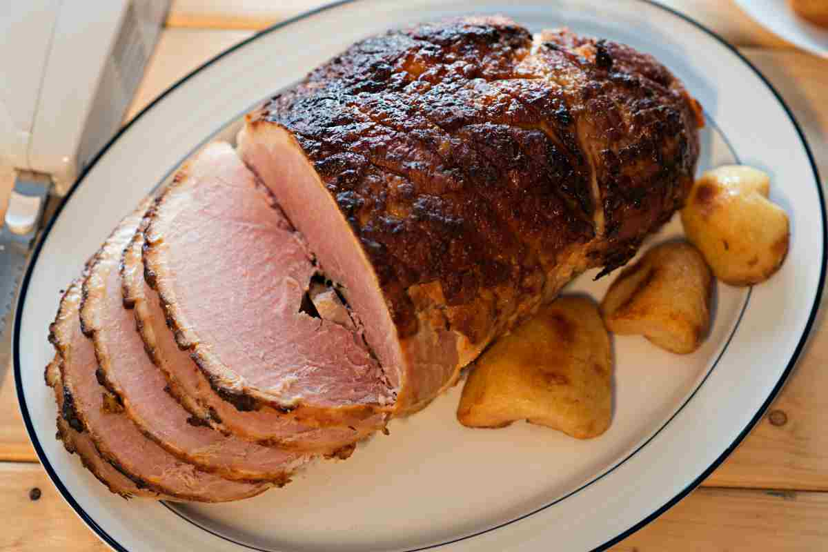 Arrosto alle mele in un vassoio ovale visto dall'alto