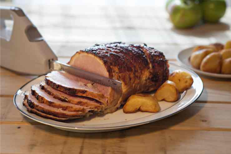 arrosto alle mele affettato in un vassoio