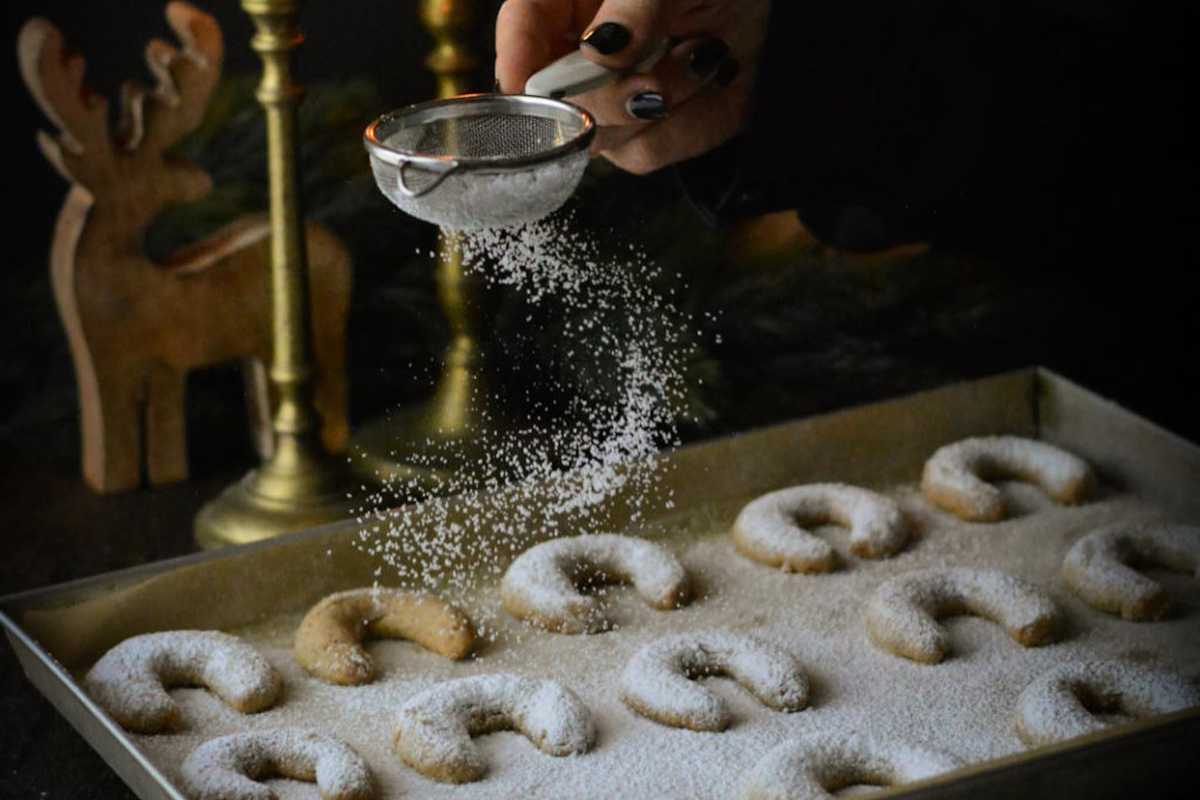 Biscotti natalizi con zucchero a velo