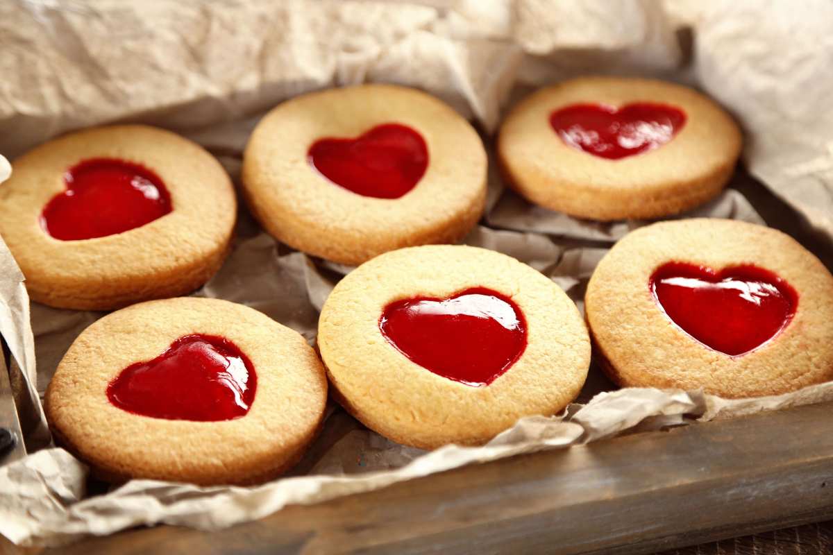 Biscotti di pastafrolla con cuore di marmellata