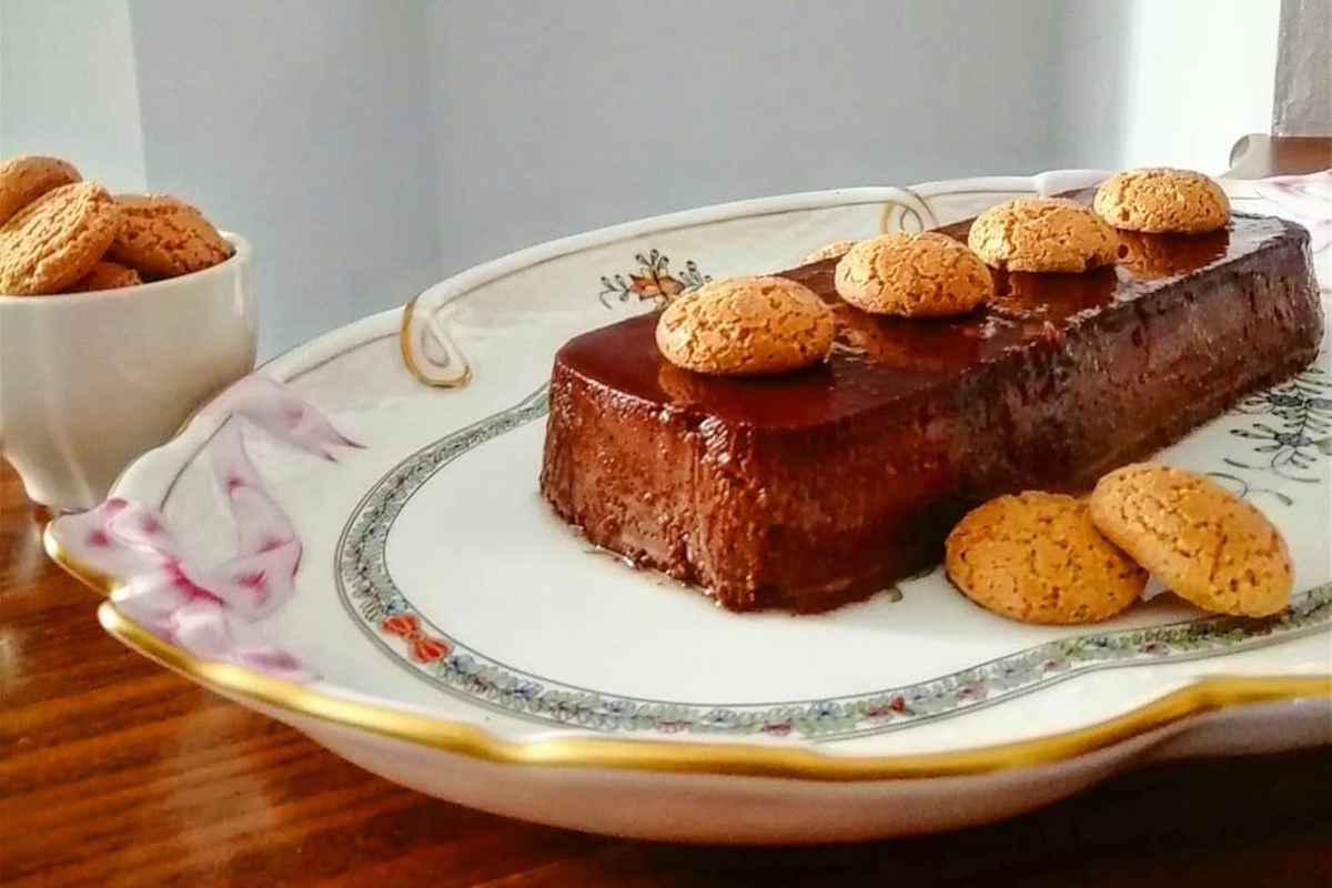 Budino al cioccolato con amaretti