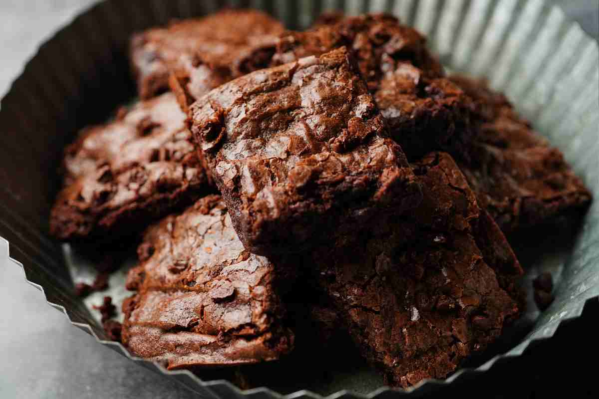 Brownie integrale senza zucchero in una teglia rotonda