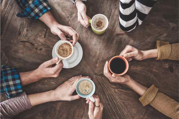 persone bevono caffè in compagnia - buttalapasta.it