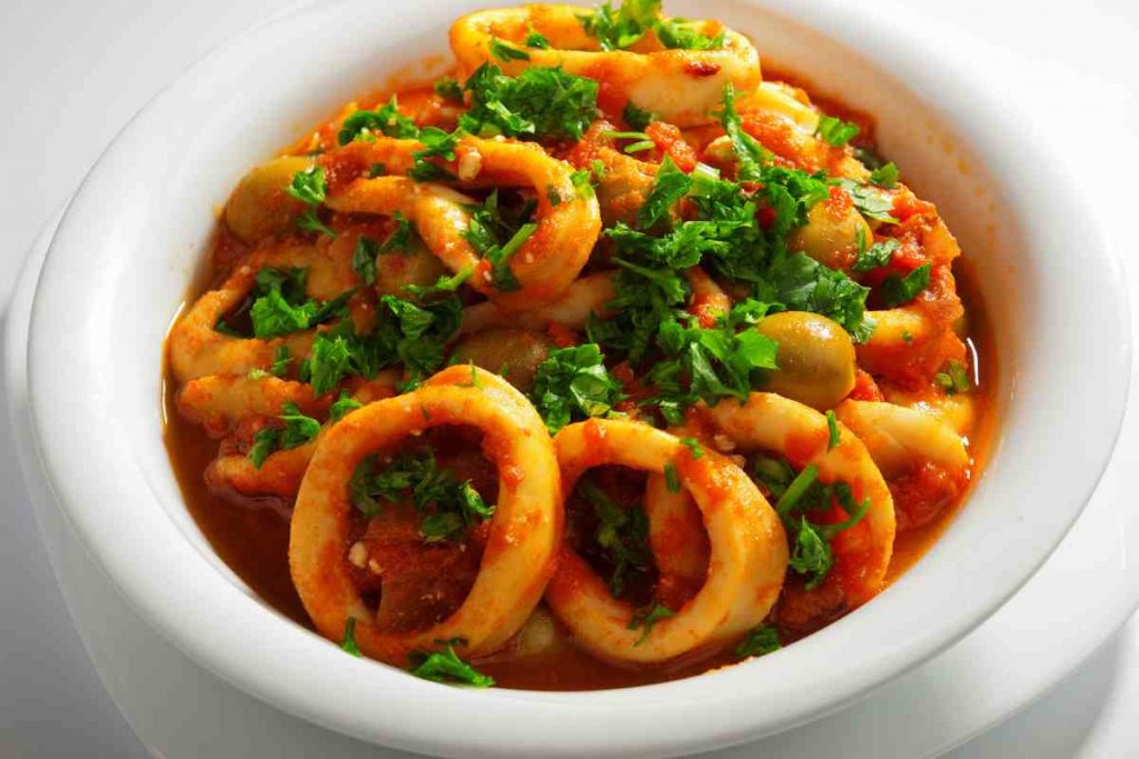 Calamari a ghiotta alla siciliana spolverati con prezzemolo