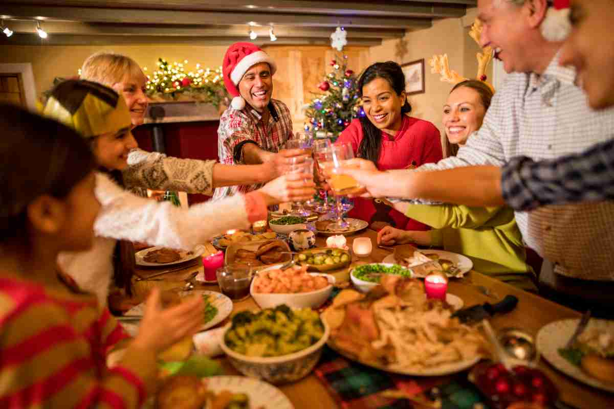 persone festeggiano Natale a tavola