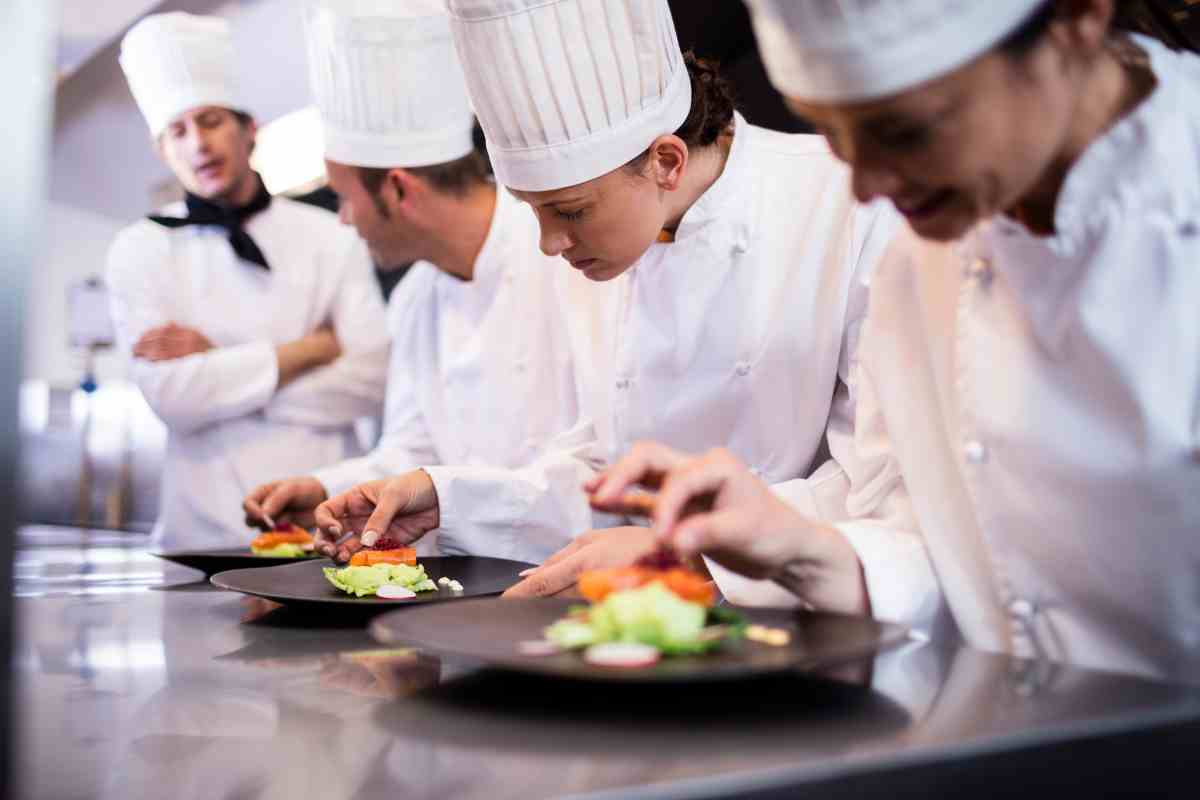 chef organizza il lavoro in cucina