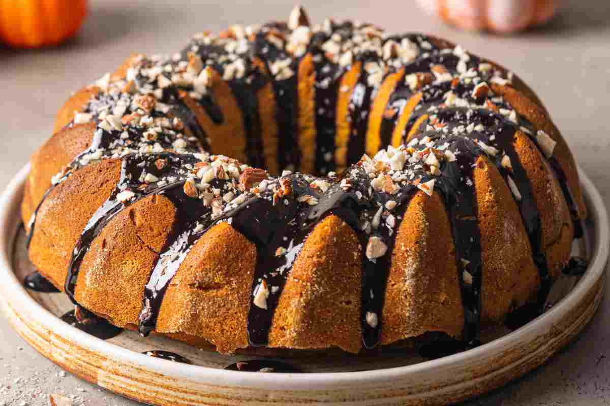 Ciambellone zucca e cioccolato su un vassoio