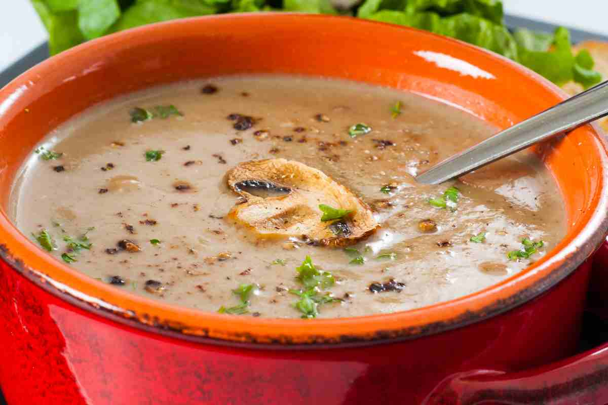 Crema di funghi in un coccio rosso