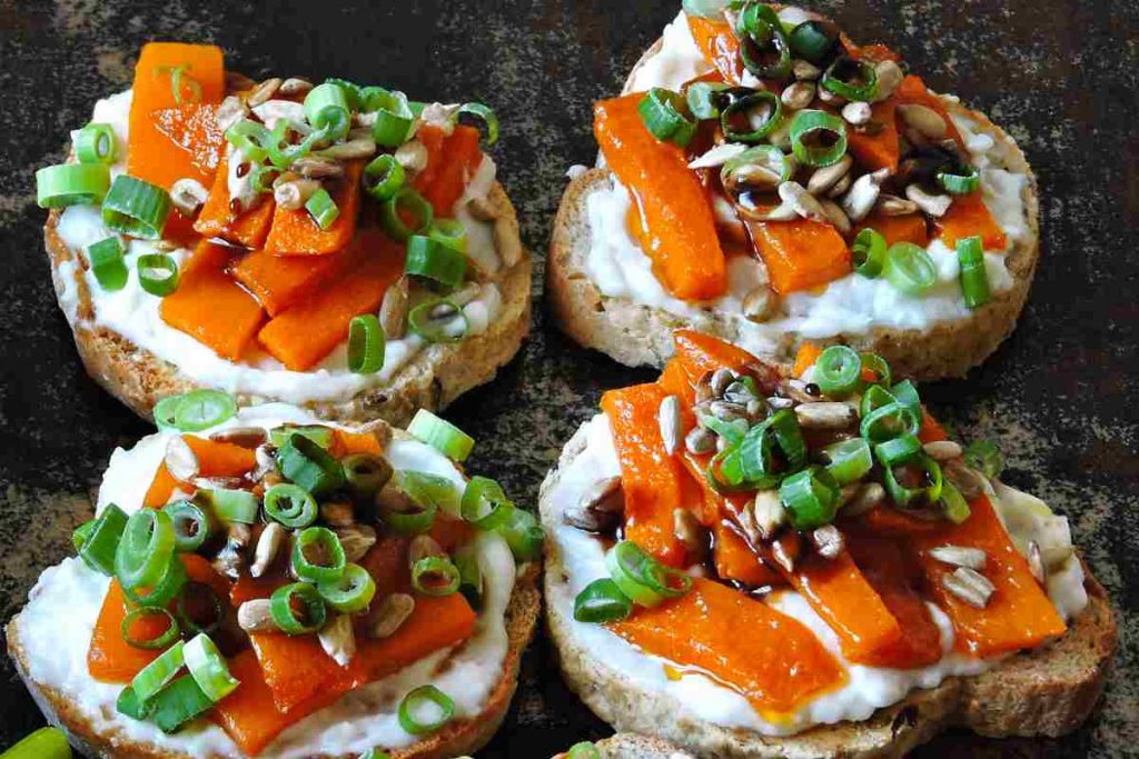 Crostini con zucca e caprino