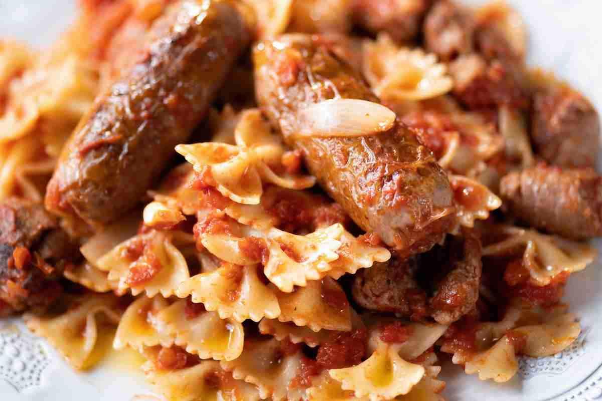 Farfalle con sugo di salsiccia in un piatto