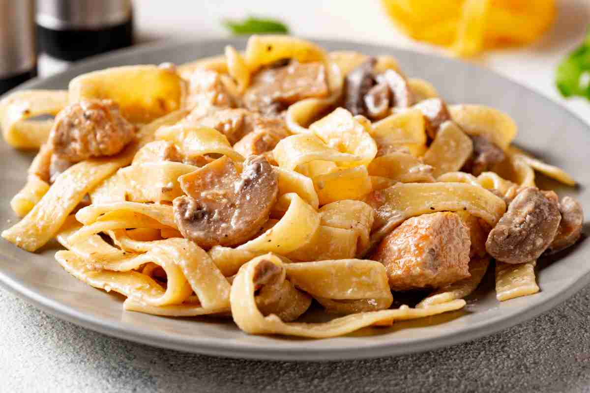 Fettuccine pollo e funghi in un piatto