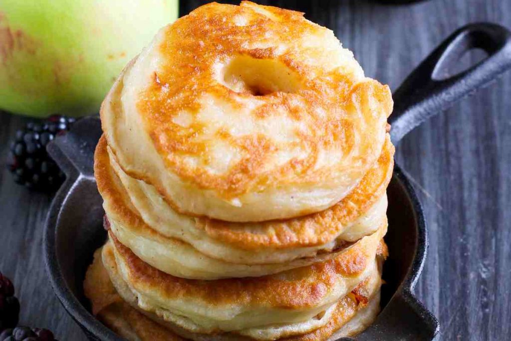 Frittelle di mele impilate in una padella