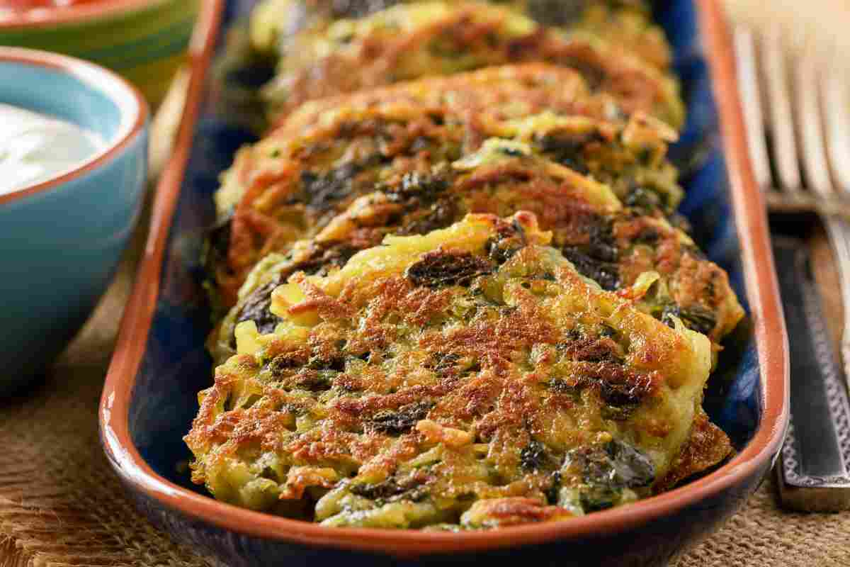 Frittelle di spinaci in un vassoio rettangolare