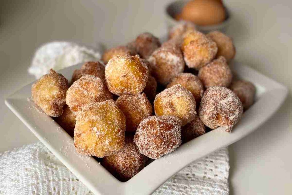 Frittelle dolci in un piatto