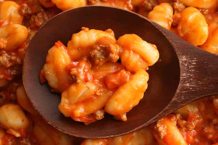 Gnocchi alla sorrentina con ragù di carne napoletano con mestolo di legno