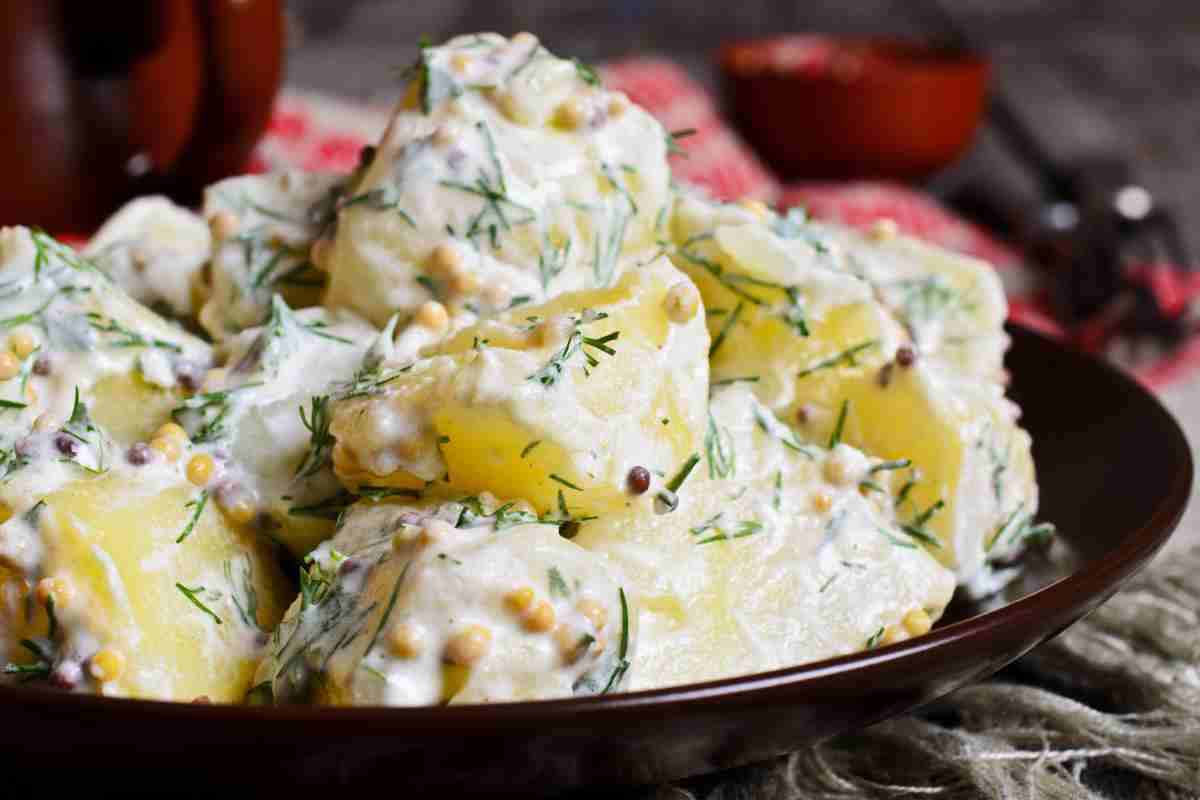 Insalata di patate tedesca in un piatto