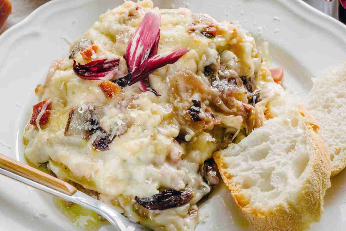 Lasagne al radicchio e fontina in un piatto