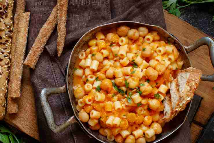 Minestra di pasta e ceci alla toscana in un tegame