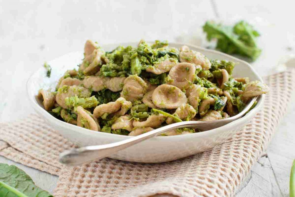 Orecchiette con salsiccia e cime di rapa al piatto