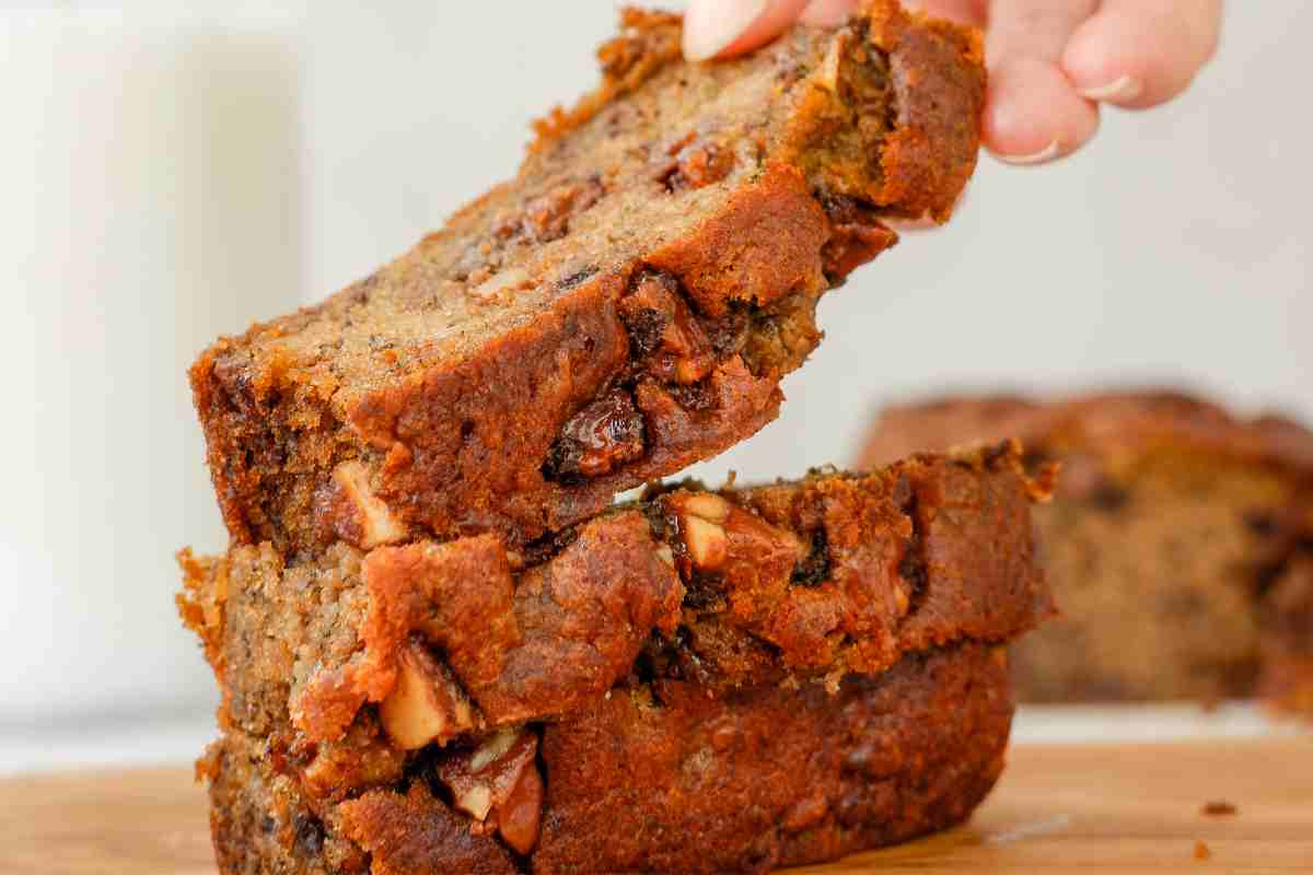 Pane alla banana tagliato a fette