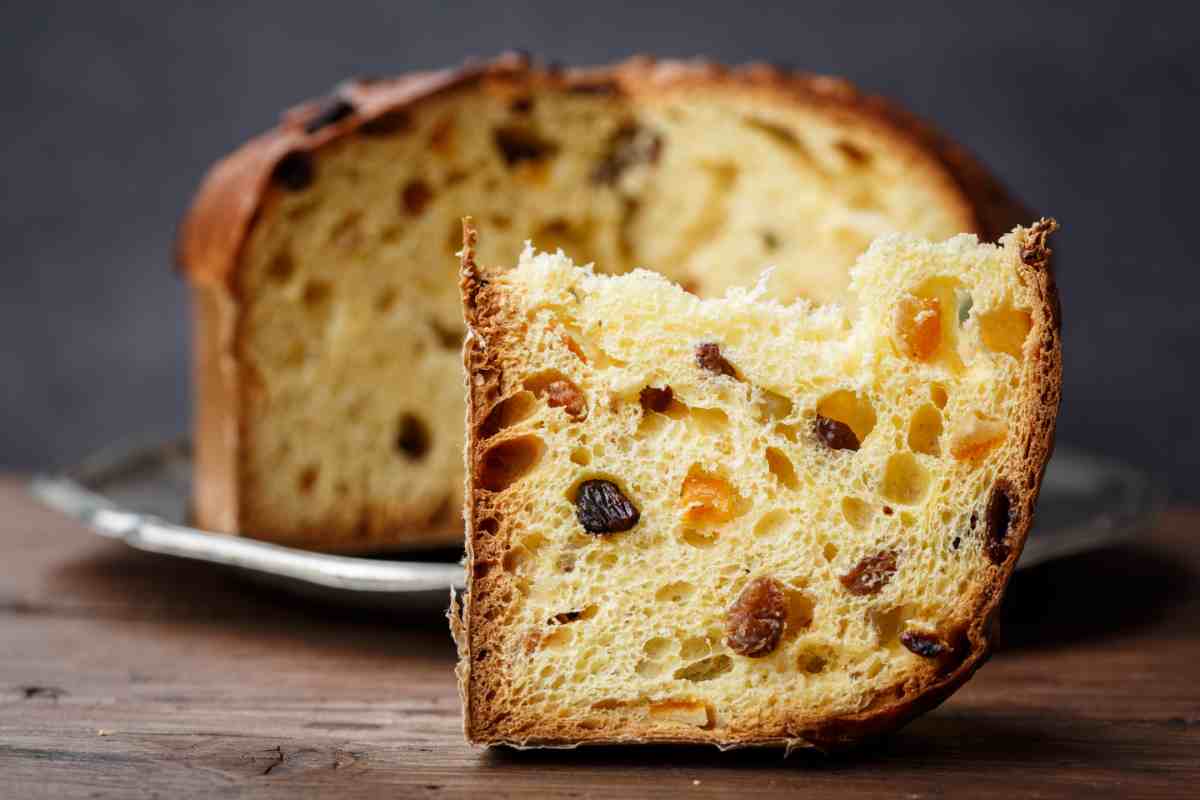 Panettone vegano tagliato con fetta in primo piano