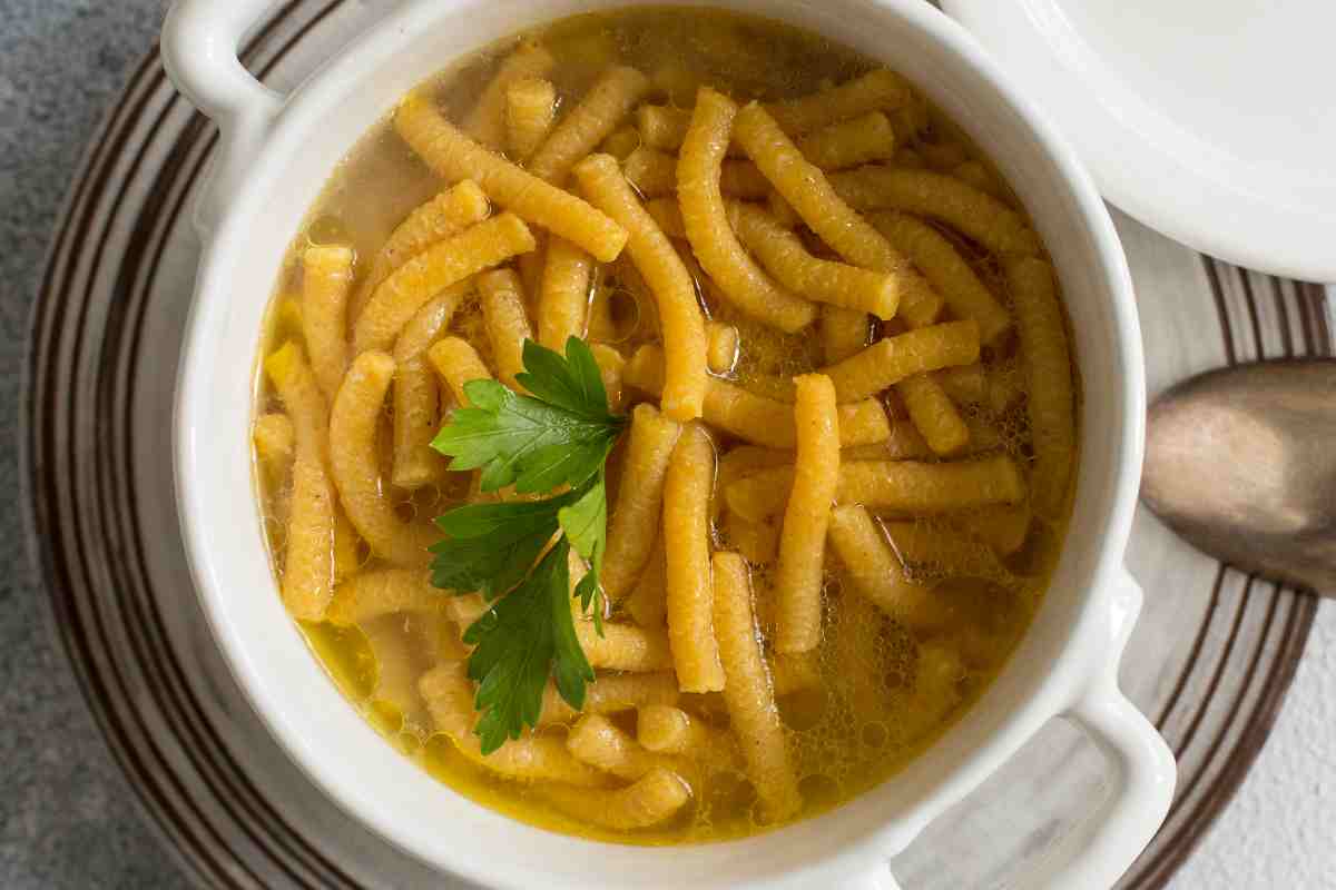 Passatelli in brodo in una pentola visti dall'alto