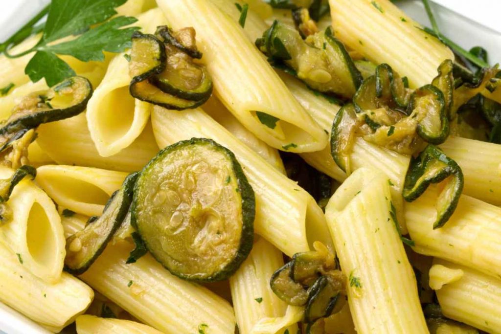 Pasta con zucchine cotte in padella