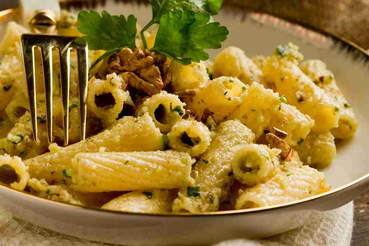 Pasta con le noci in un piatto