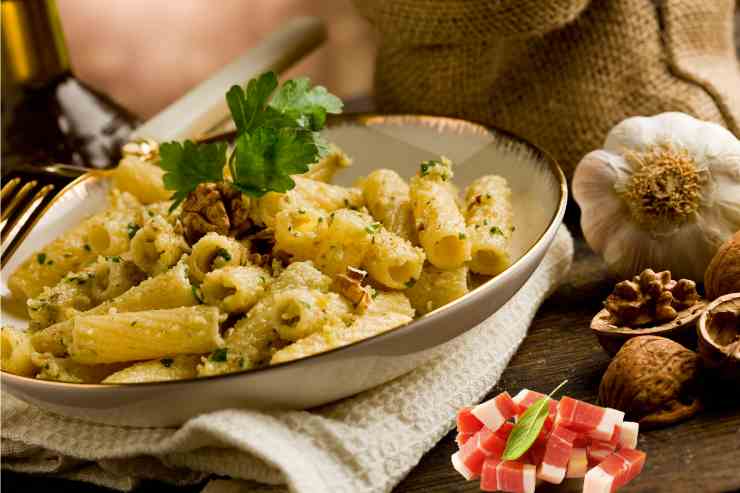 Pasta con le noci e speck