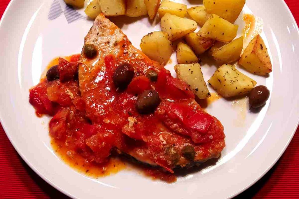 Pesce spada alla mediterranea con patate di contorno