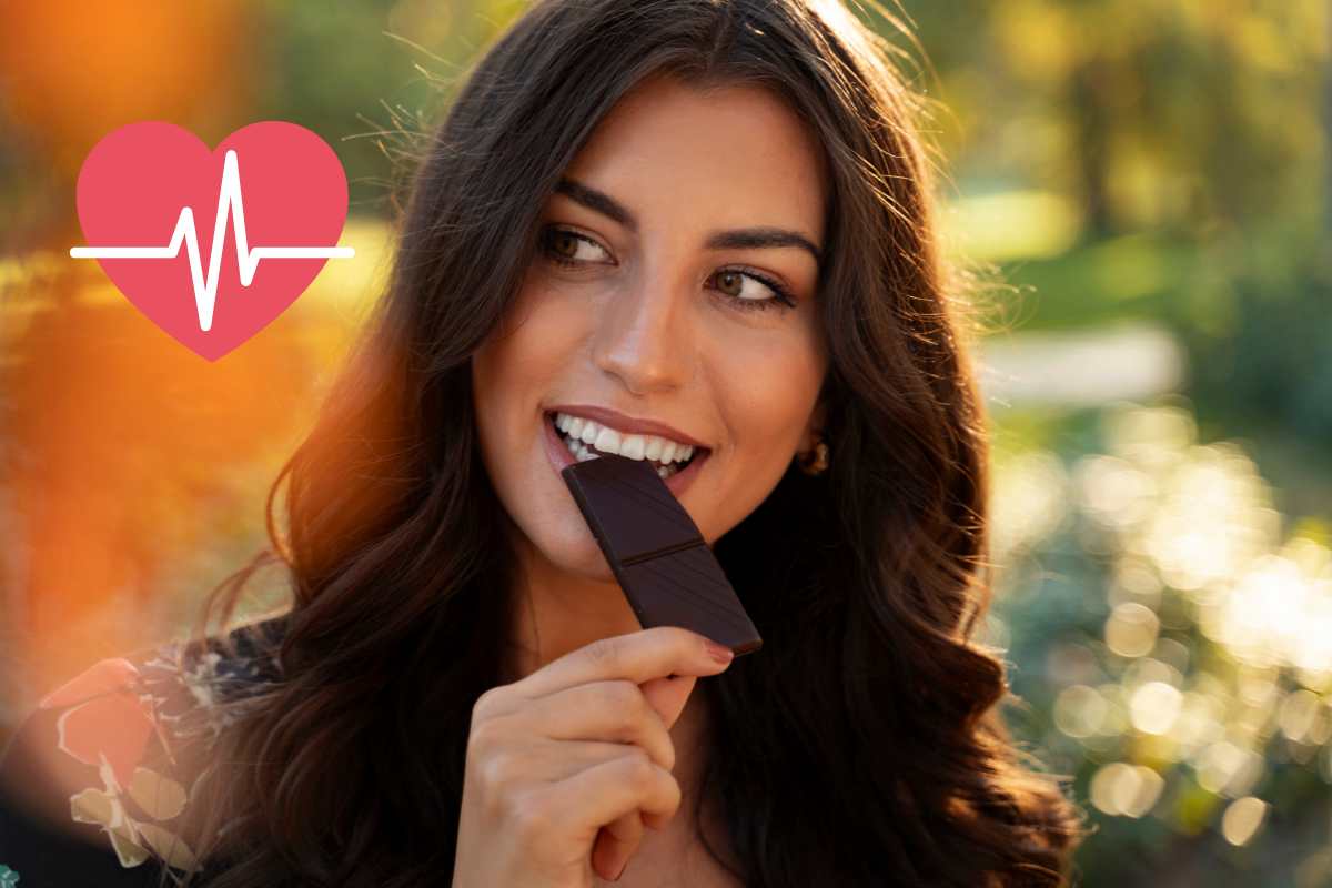 Una donna che assapora del cioccolato