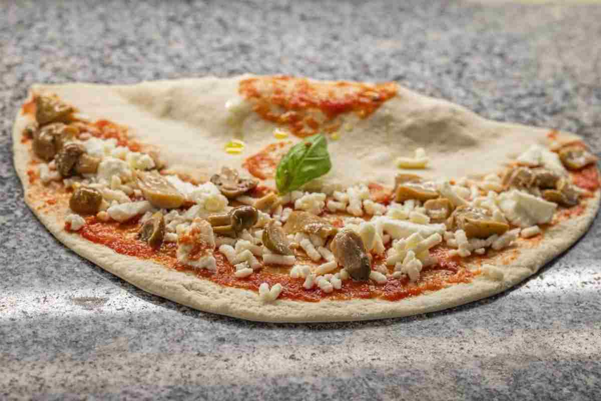 Pizza calzone su un piano di marmo