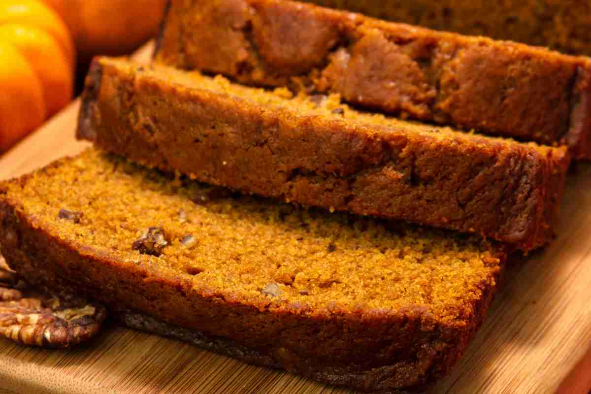 Plumcake alla zucca a fette su un tagliere di legno