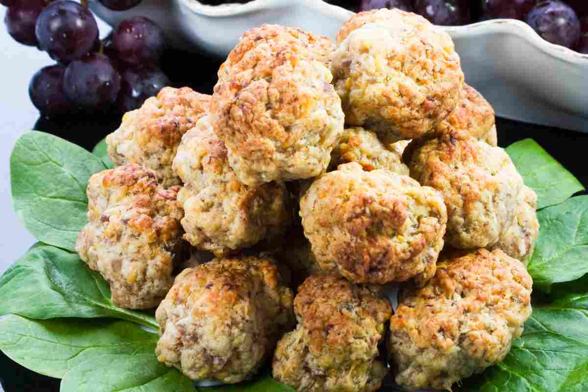 Polpette di salsiccia su foglie di spinaci