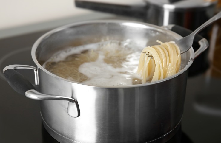 Pasta che cuoce in pentola