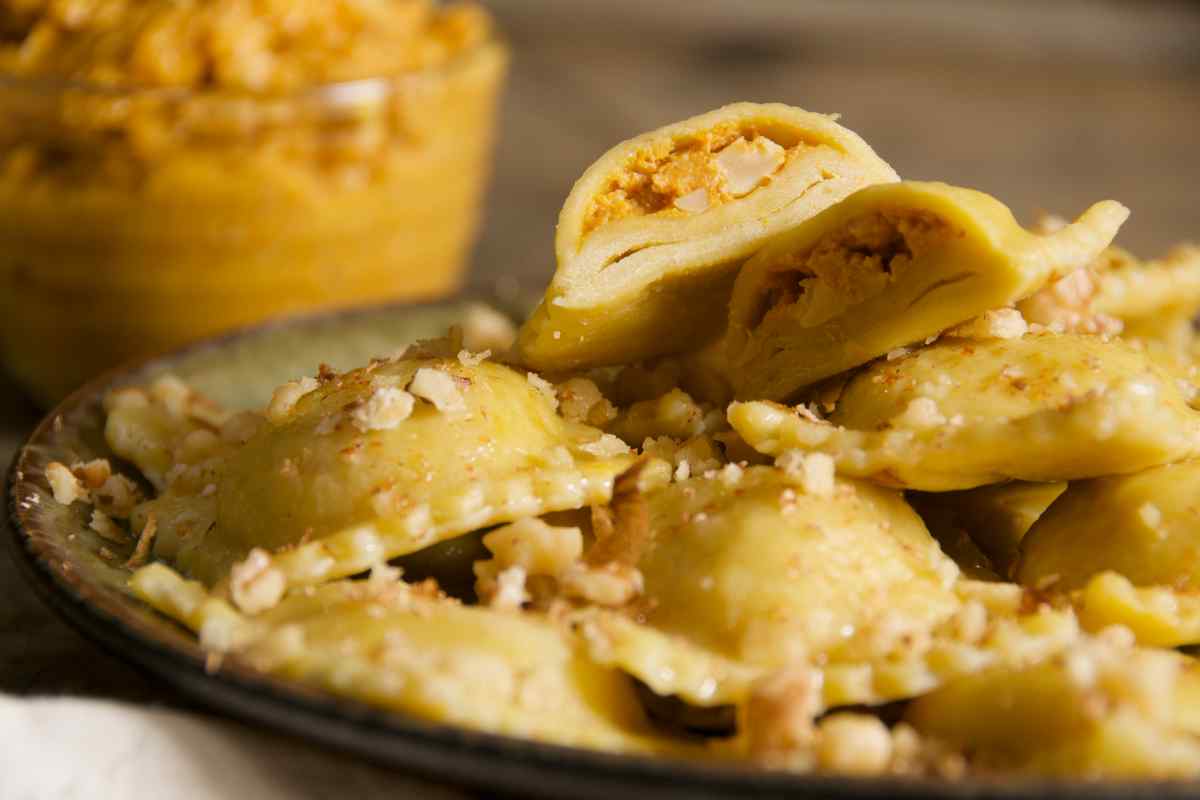 Ravioli di zucca e noci in un piatto