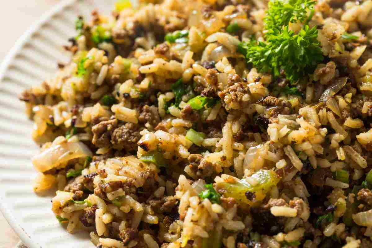 Risotto porri e salsiccia in un piatto