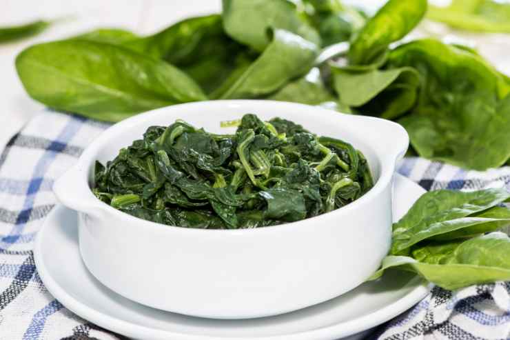 Spinaci cotti pronti in un coccio