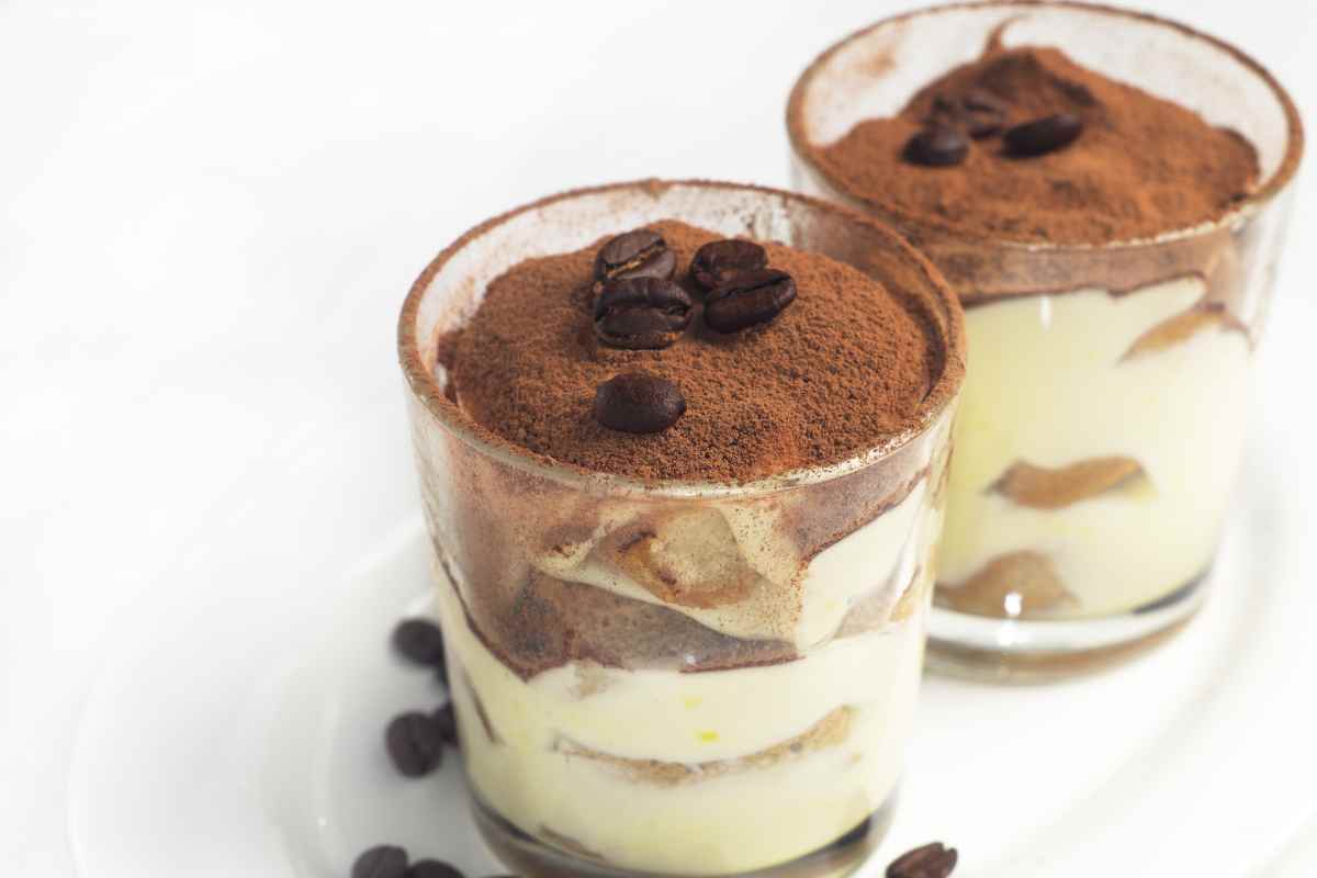 Tiramisù senza mascarpone in bicchiere